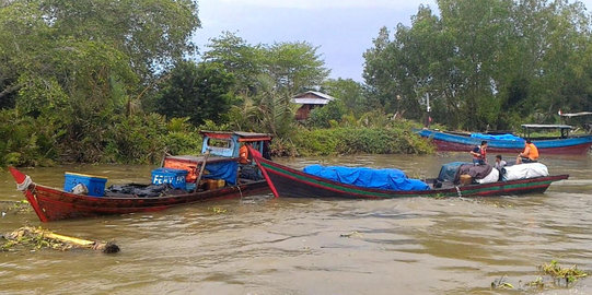 Disergap Bea Cukai, ABK nekat lompat ke laut pasang berarus deras