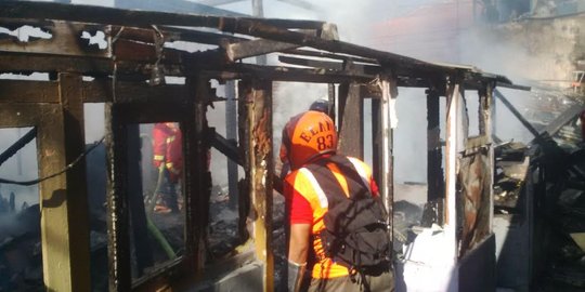 Lupa mematikan kompor usai goreng tempe, tiga rumah ludes terbakar