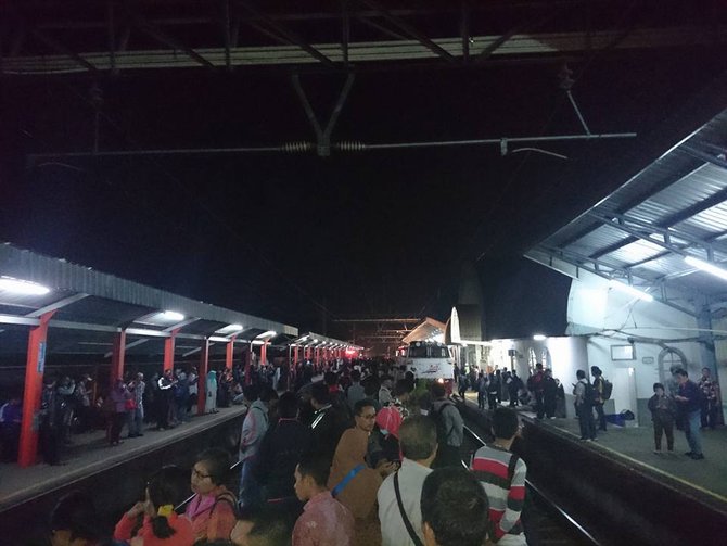 penumpukan penumpang di stasiun bojonggede