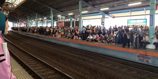 Penumpang berjejalan, pintu KRL sampai tak bisa ditutup