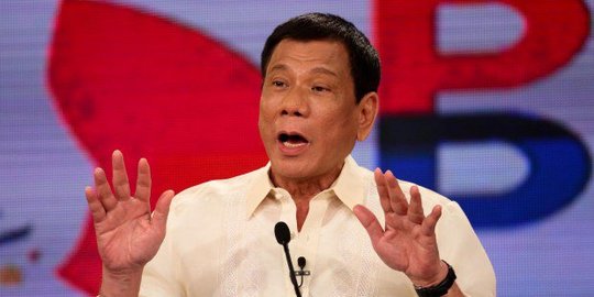 Sebelum blusukan bareng Jokowi, Duterte ziarah ke makam pahlawan