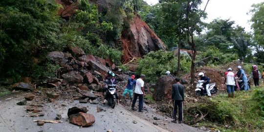 Gunung longsor, lintas Banda Aceh-Meulaboh macet total