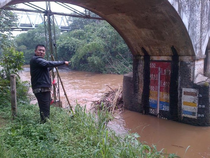 wakil wali kota depok pradi supriatna tinjau jembatan panus