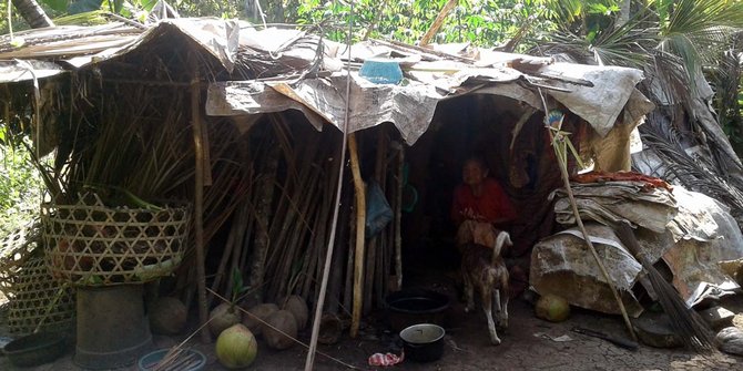 Nenek di Bali ini tinggal di gubuk reyot, tolak bantuan 