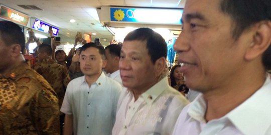Ikuti Duterte Dan Jokowi Di Tanah Abang Paspampres Wartawan Jatuh Merdeka Com