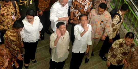 Aksi blusukan Jokowi dan Duterte di Pasar Tanah Abang