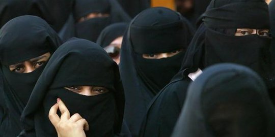 Pakai niqab, wanita hamil ditendang suporter bola di Barcelona