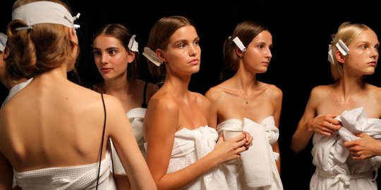 Mengintip kesibukan model New York Fashion Week di ruang ganti