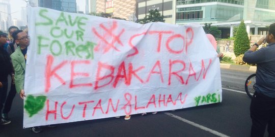 Puluhan mahasiswa gelar aksi di Bundaran HI tolak Karhutla