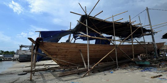 Menengok pembuatan perahu tradisional di Pantai Muara Baru