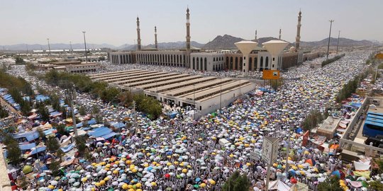 Pemandangan jutaan jemaah haji larut dalam zikir dan doa di Arafah