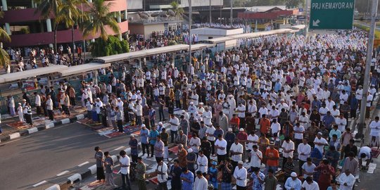 Ribuan jemaah salat Idul Adha padati jalanan di Pasar Senen