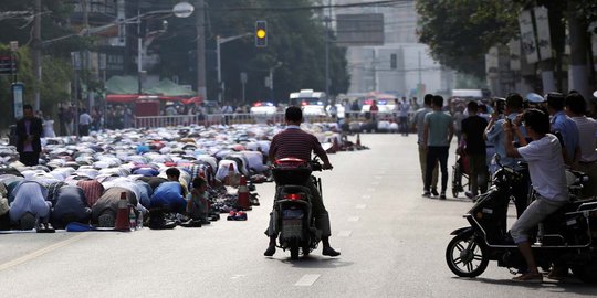 Kekhusyukan muslim China laksanakan Salat Id meski jadi tontonan