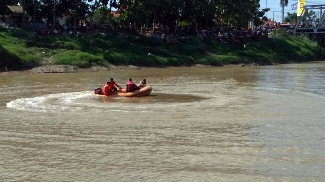pencarian 7 anak panti asuhan terseret arus sungai pamali brebes