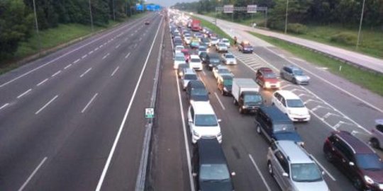 Arus balik Idul Adha, lalin Tol Cikampek arah Jakarta macet