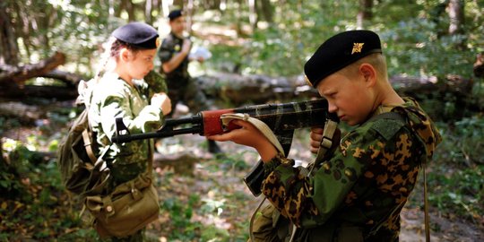 Aksi siswa SD di Rusia jalani latihan militer