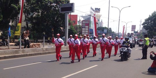 Ratusan pelajar Depok sambut kedatangan api PON dengan yel-yel