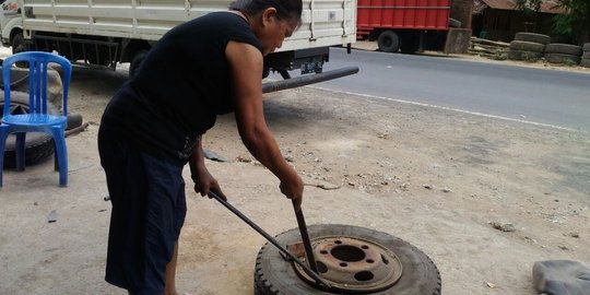 Salut, wanita tua ini jadi penambal ban truk demi biaya kuliah anak