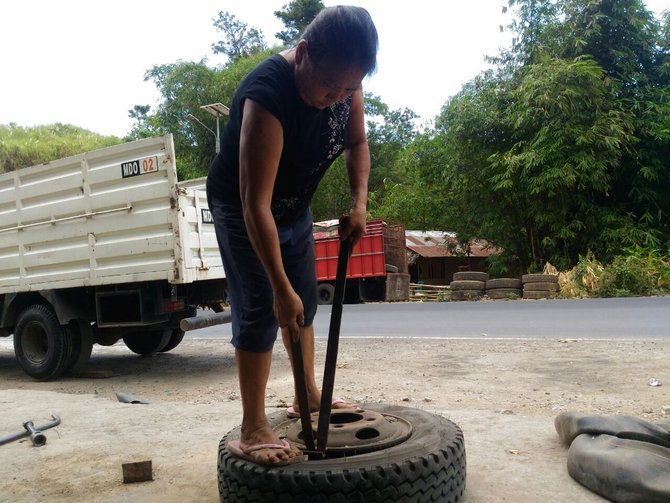 wanita penambal ban di manado