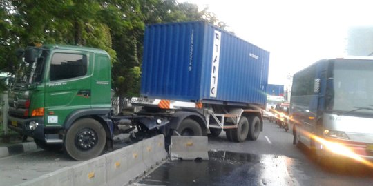 Truk kontainer tabrak separator busway, lalu lintas macet