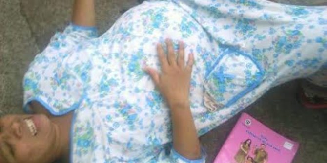 Dramatis, ibu asal Malang ini berjuang lahirkan bayinya di trotoar