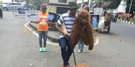 Penembakan orang utan marak, aktivis satwa liar di Solo gelar demo