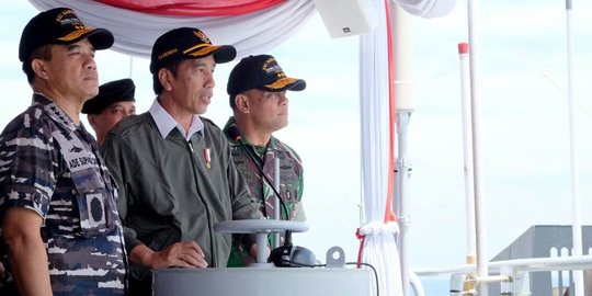 Jokowi tinjau uji coba senjata strategis TNI AL di Laut Jawa