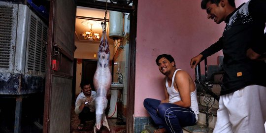 Potret minoritas muslim India sembelih hewan kurban di dalam rumah