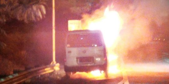 Korsleting, mobil Grand Max ludes terbakar di Tol 