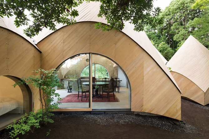 rumah tenda di tengah hutan karya issei suma
