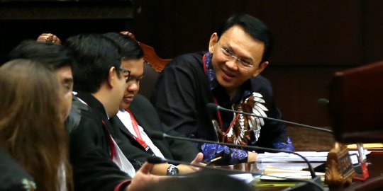 Gaya santai Ahok hadapi Yusril di sidang gugatan aturan cuti Pilkada