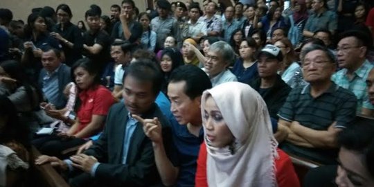 Dua ahli tengah berdebat, Roy Suryo bikin gaduh persidangan Jessica