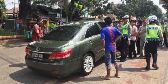 Mobil TNI hantam separator busway
