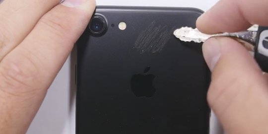 [Video] Tes kualitas, iPhone 7 ini disilet dan dibakar!