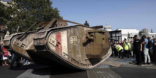 Berusia 100 tahun, tank uzur Perang Dunia I diarak keliling London