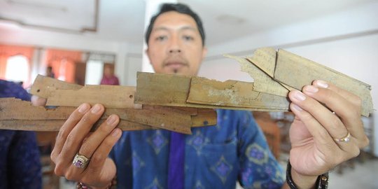 Ribuan aksara Bali dalam lontar rusak parah