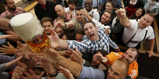 Antusiasme penggila miras berebut bir pertama di Oktoberfest