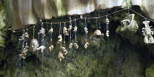 inggris yang airnya bisa mengubah sesuatu menjadi batu rev1