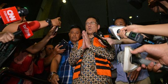 Ekspresi Irman Gusman berompi oranye KPK