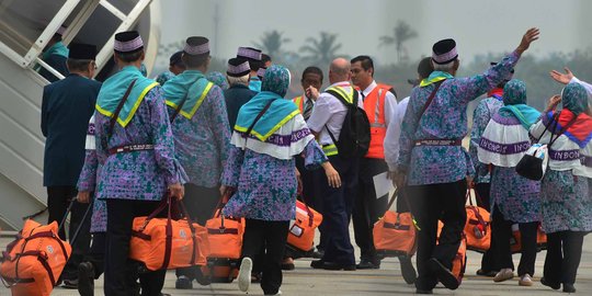 Kedatangan jemaah haji kloter I asal Makassar telat 6 jam