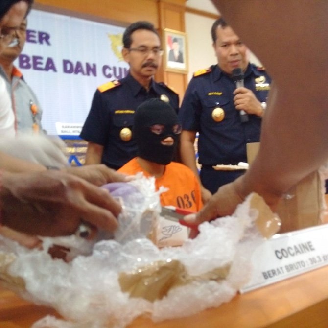 tersangka mf 32 warga asal singapura