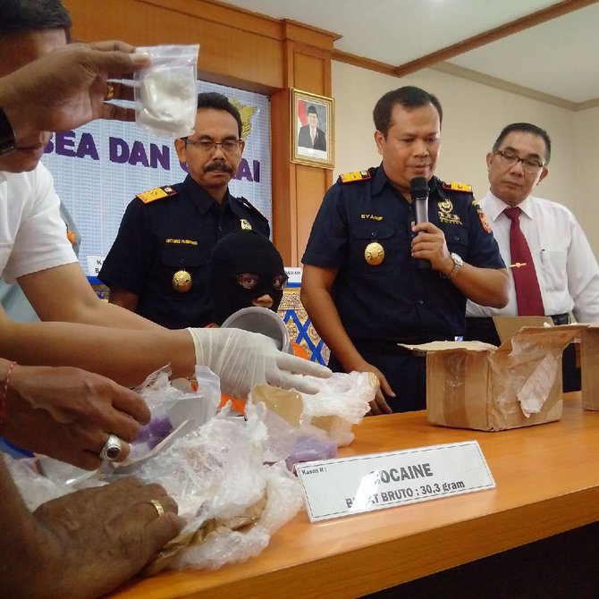 tersangka mf 32 warga asal singapura