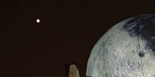 ini ambilkan bulan sebagai kado spesial buat istri