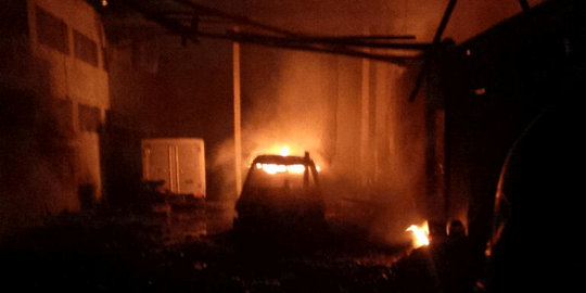Gudang onderdil kendaraan dan pengolahan limbah di Semarang terbakar