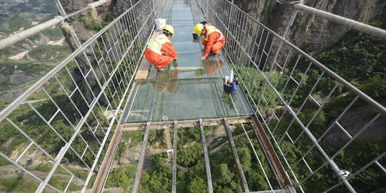 Melihat penggantian kaca jembatan gantung yang tergores di China