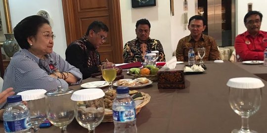 Pulang dari rumah Mega, Ahok dikasih secarik kertas, ini isinya