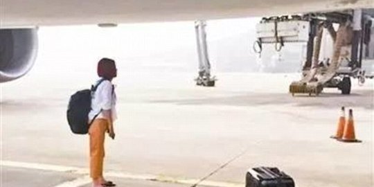 Telat sampai bandara, wanita ini nekat cegat pesawat di landasan