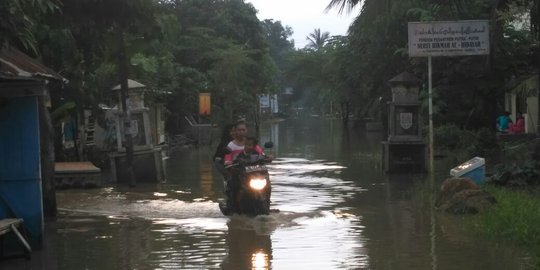 Sidareja dilanda banjir, warga pilih bertahan di pengungsian
