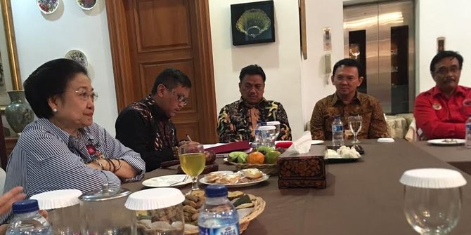 https://cdns.klimg.com/merdeka.com/i/w/news/2016/09/21/756486/670x335/drama-pdip-dan-ahok-di-teuku-umar.jpg