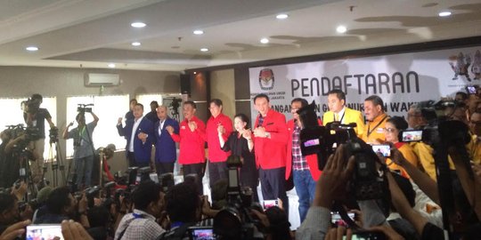 Ketika Megawati selimuti Ahok dengan jas merah